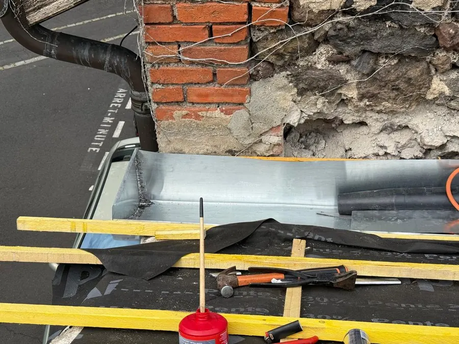 Chéneau en zinc en cours de pose